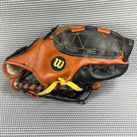 Wilson Easy Catch Youth 10" Baseball Glove Model A2450 RHT - Picture 1 of 9